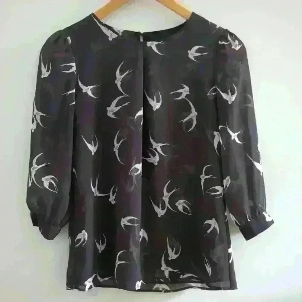 BANANA  REPUBLIC | Women's Gray/White Swallow Print 3/4 Length Sleeved Bl…